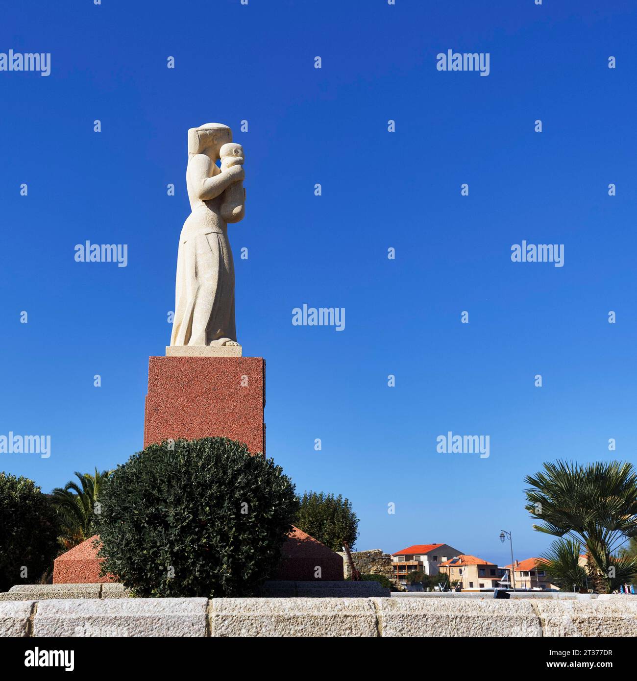 Denkmal, Denkmal für die Toten der Weltkriege, Statue einer Frau mit Kind, L'Ile-Rousse, Ile Rousse, Korsika, Frankreich Stockfoto