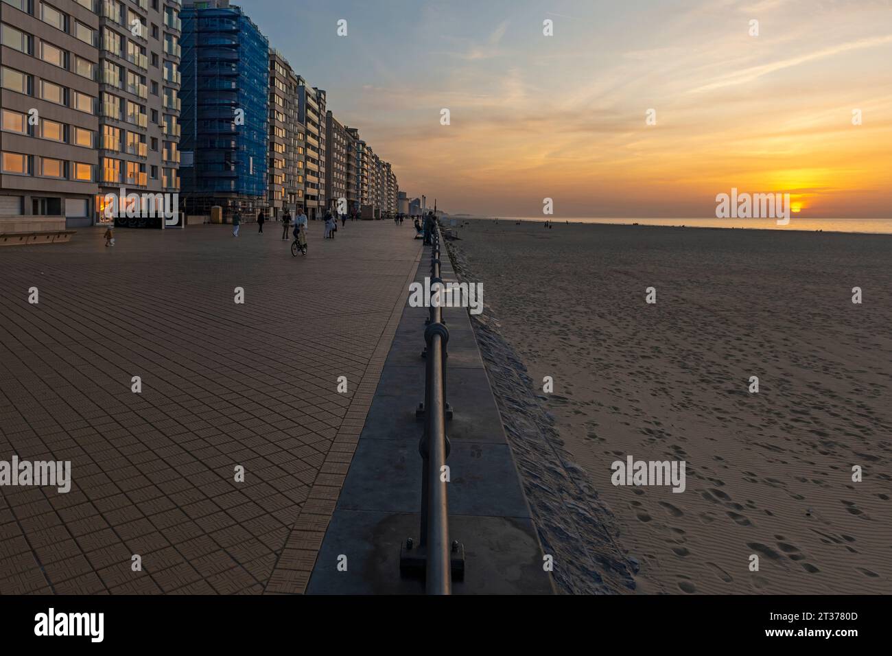 Uferpromenade und Appartementhäuser bei Sonnenuntergang in Ostend, Westflandern, Belgien. Stockfoto