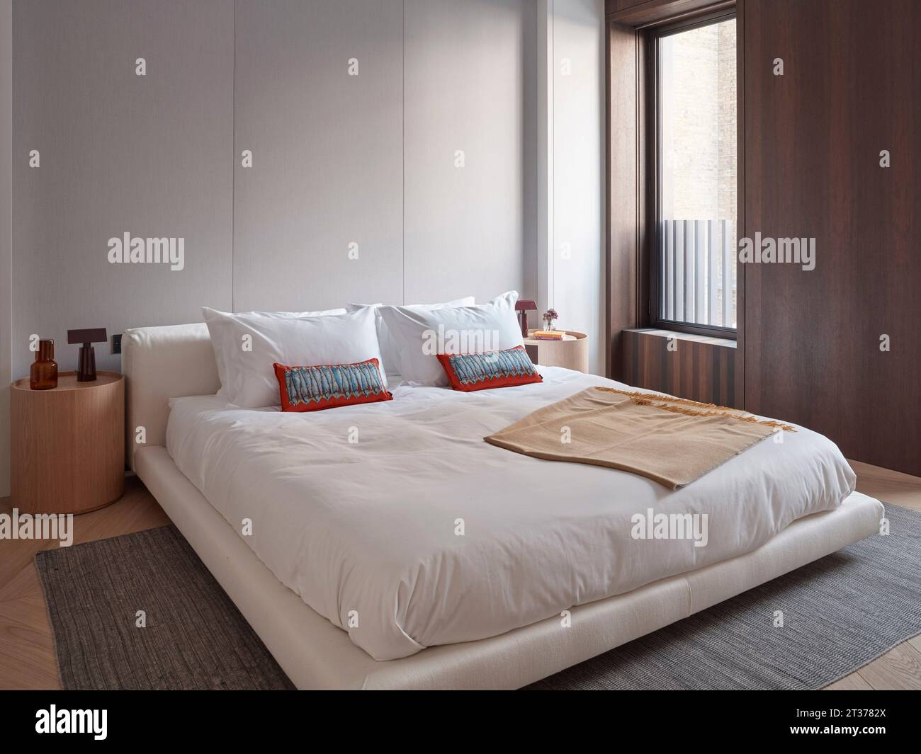 Schlafzimmer. Mount Row Apartments, London, Großbritannien. Architekt: Studio Mackereth, 2023. Stockfoto