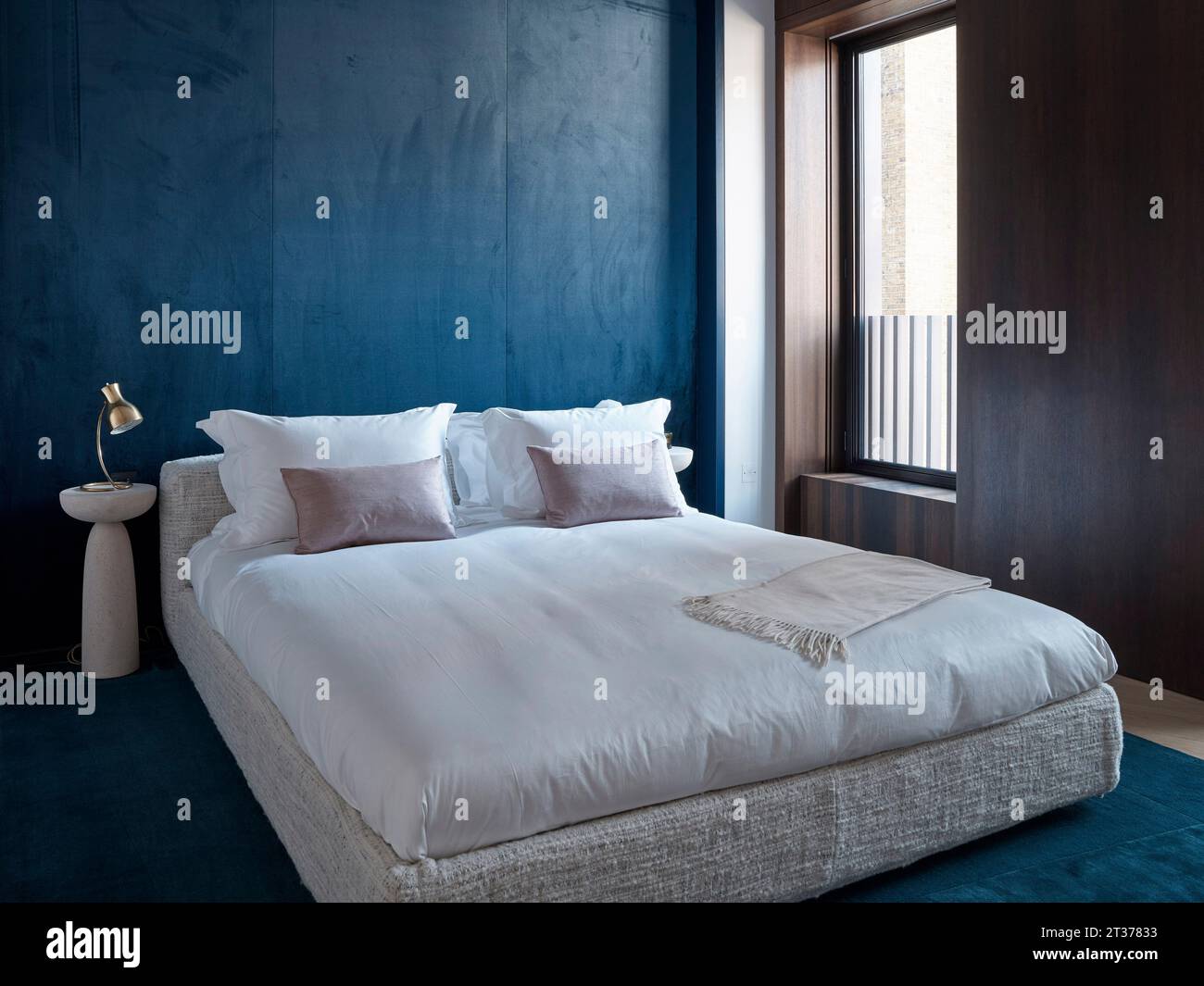 Schlafzimmer. Mount Row Apartments, London, Großbritannien. Architekt: Studio Mackereth, 2023. Stockfoto