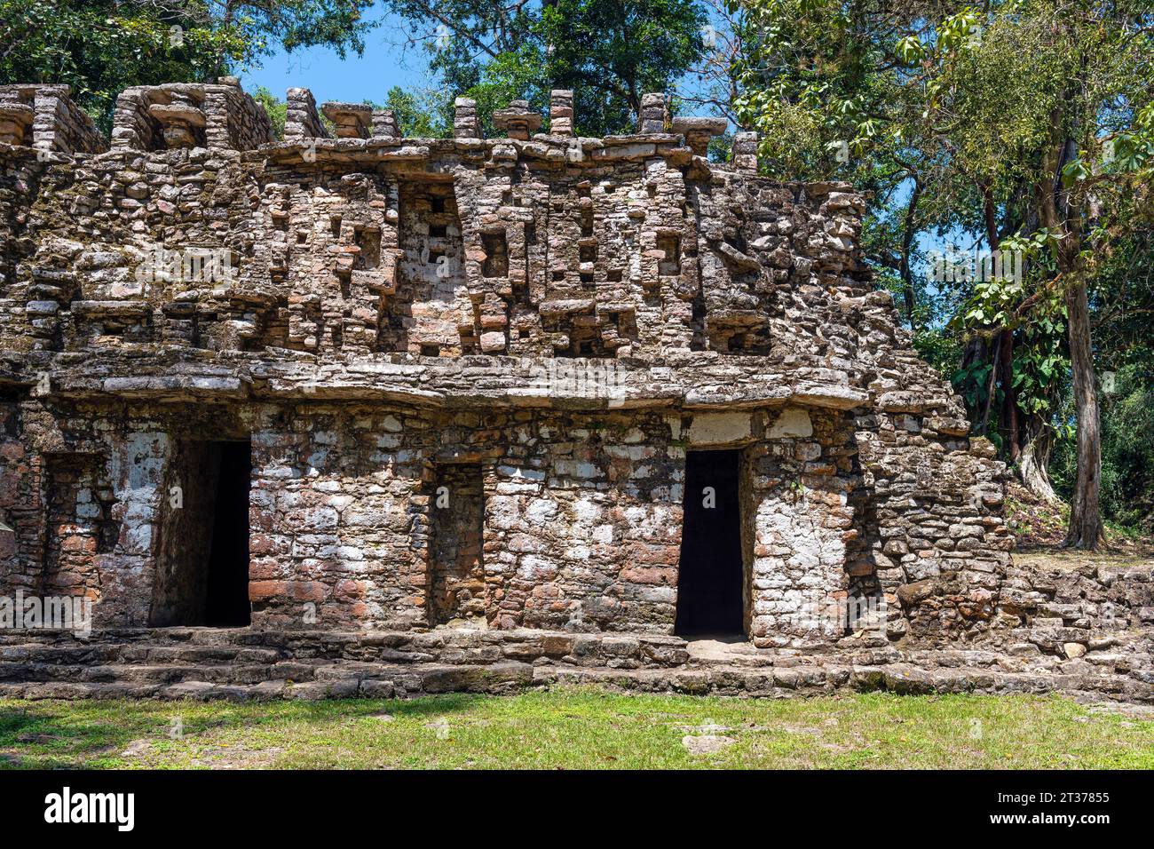 Maya-Ruinenkomplex von Yaxchilan mit Nahaufnahme einer Struktur, die als Labyrinth oder Struktur 19 bekannt ist und sich im tropischen Regenwald in Chiapas, Mexiko befindet. Stockfoto