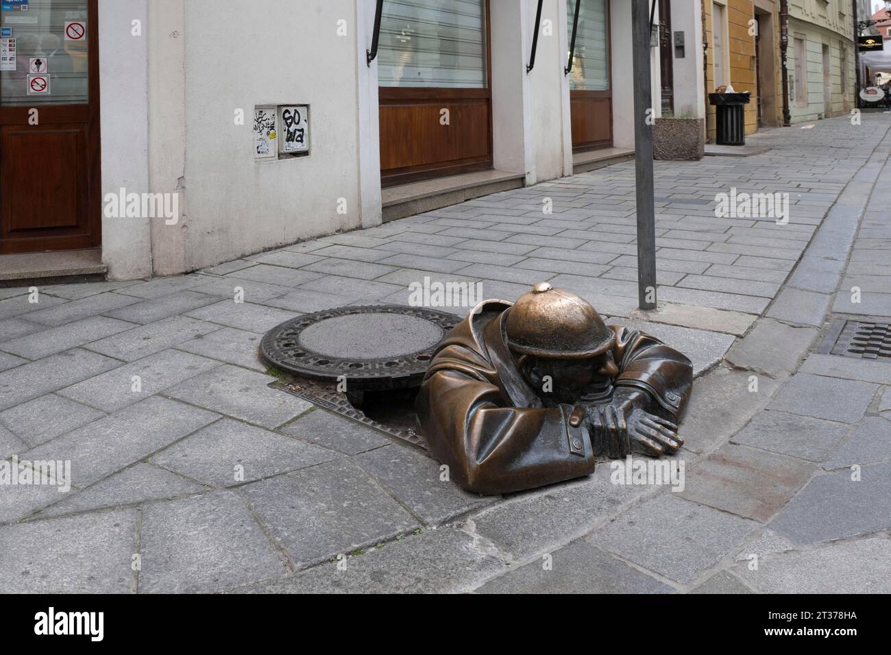 Skulptur Mann aus der Gully, Bratislava, Slowakei Stockfoto