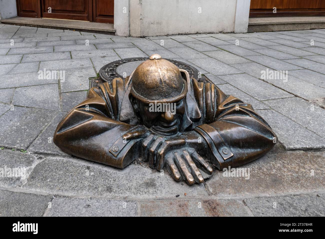 Skulptur Mann aus der Gully, Bratislava, Slowakei Stockfoto