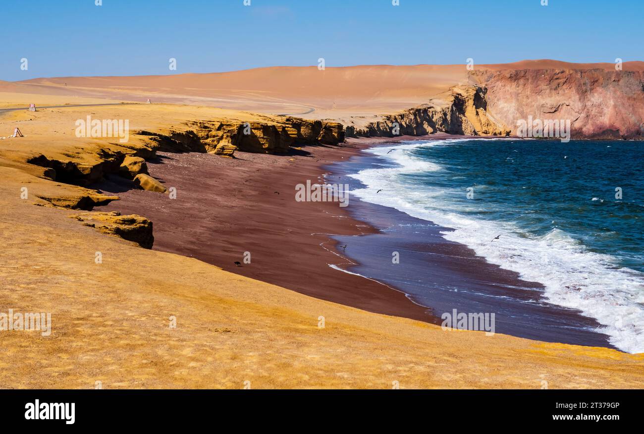 Atemberaubender Blick auf den Red Beach im Paracas National Reserve, Ica Region, Peru Stockfoto