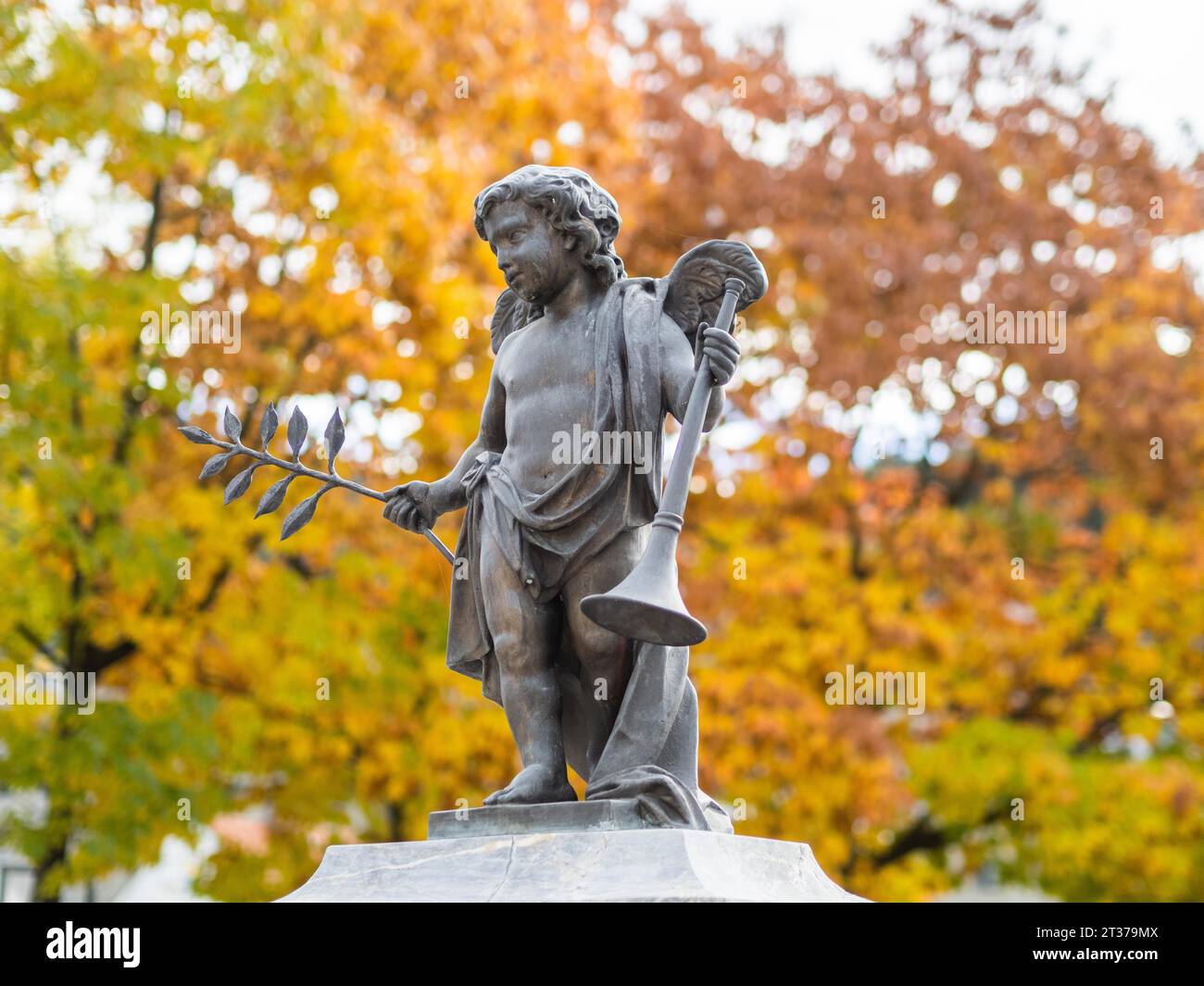Denkmal, abgesenkte Kriegstrompete, Friedensengel, Leoben, Steiermark, Österreich Stockfoto