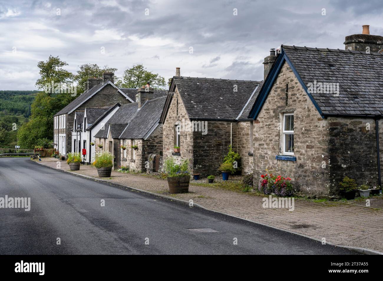 Traditionell gebaute Steinhäuser entlang einer Straße im Dorf Kilmartin, Argyll and Bute, Schottland, Großbritannien Stockfoto