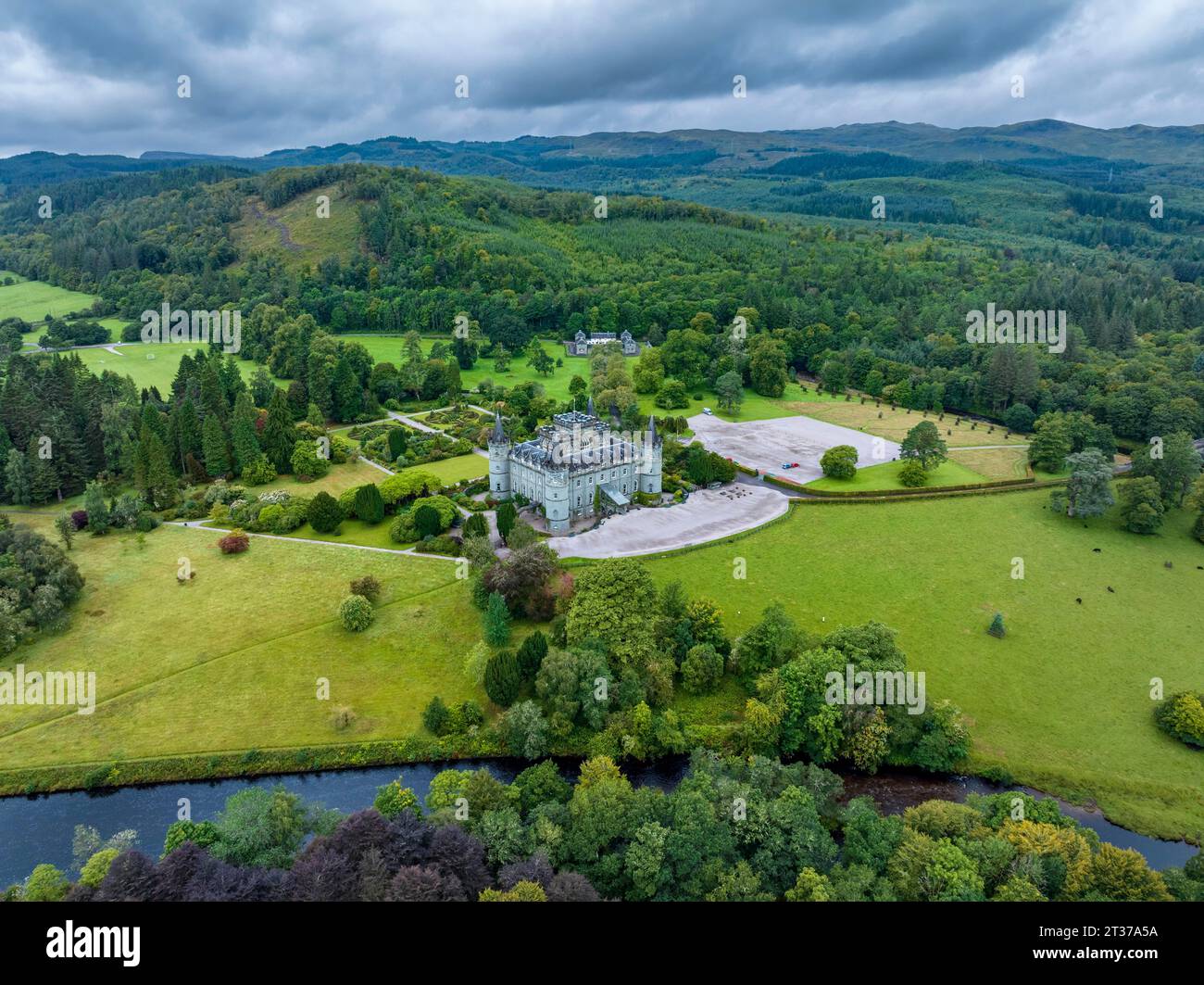 Aus der Vogelperspektive von Inveraray Castle aus dem Osten, Argyll and Bute, Schottland, Großbritannien Stockfoto