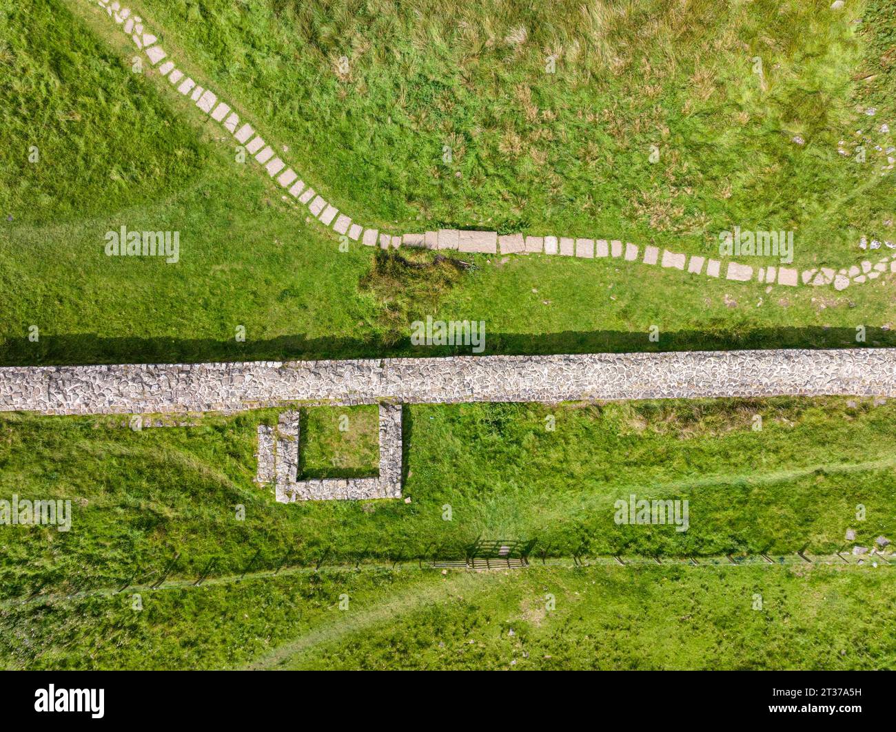 Luftaufnahme, Draufsicht auf die Hadriansmauer mit Fundamenten des ehemaligen Wachturms, Steel Rigg, Haltwhistle, Northumberland, England, Vereinigtes Königreich Stockfoto