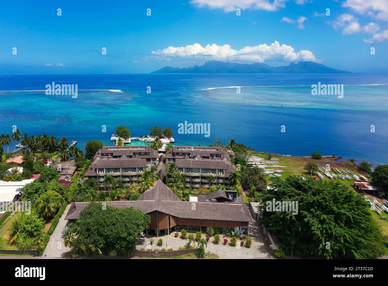 Blick aus der Vogelperspektive, Te Moana Tahiti Resort, Horizont, Pazifik mit Silhouette von Moorea Island, Tahiti-Nui, Society Islands, Leeward Islands, Französisch Stockfoto