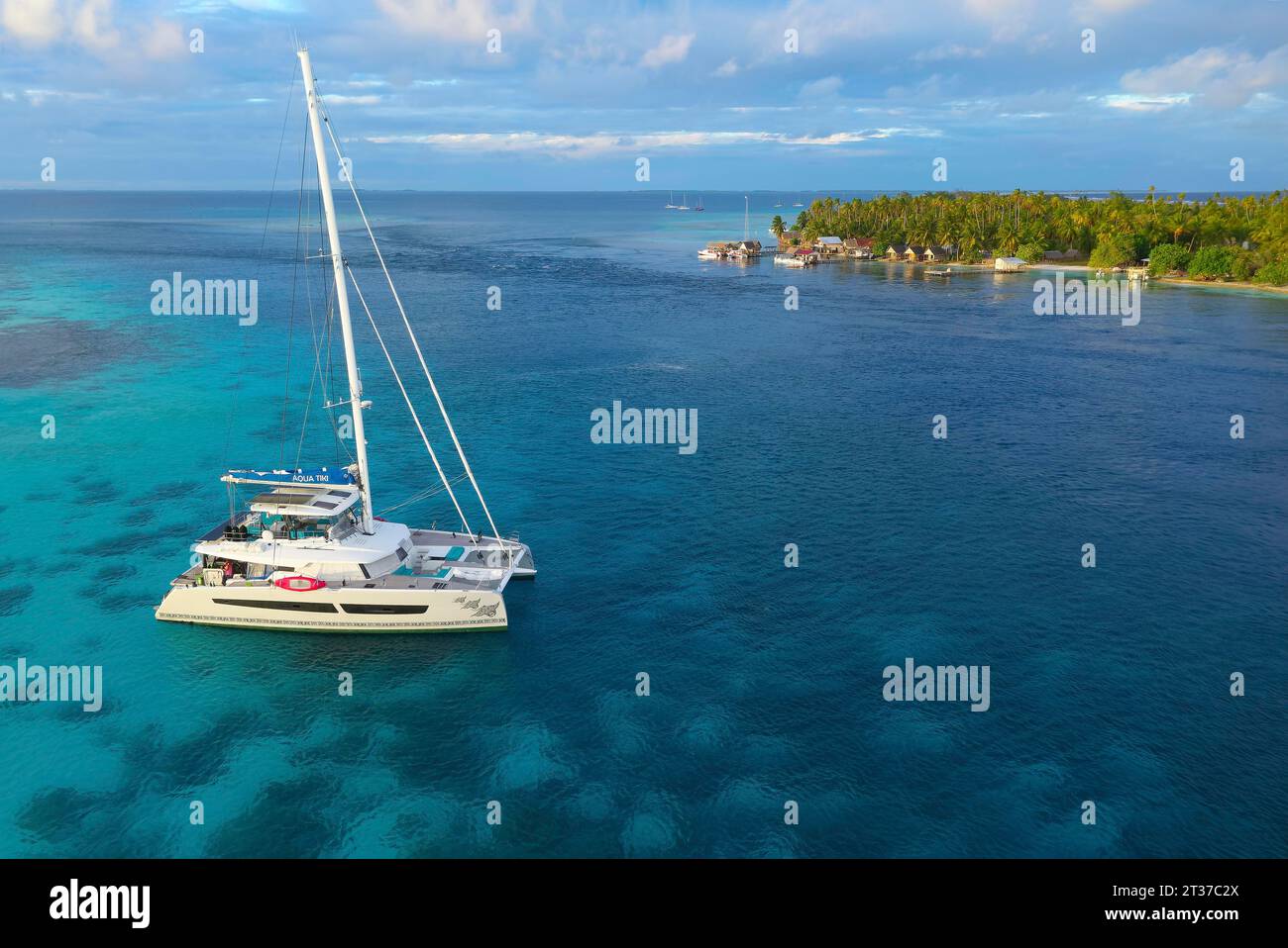 Aus der Vogelperspektive, Tauchschiff Aqua-Tiki III, Katamaran, AchterSouth Pass, Südkanal und Tetamanu Dorf, Fakarava Atoll, Tuamotu Archipel, Tahiti Stockfoto