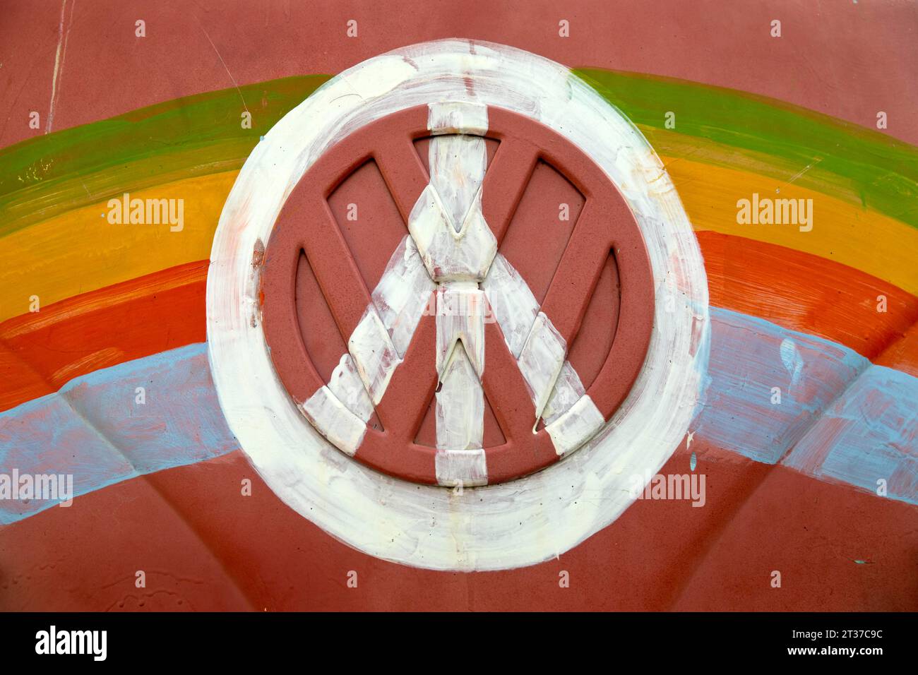 Hippie-Uhrwerk mit gemaltem VW-Bus T1, Regenbogen- und Friedenssymbol, Haus der Geschichte, Bonn, Nordrhein-Westfalen, Deutschland Stockfoto