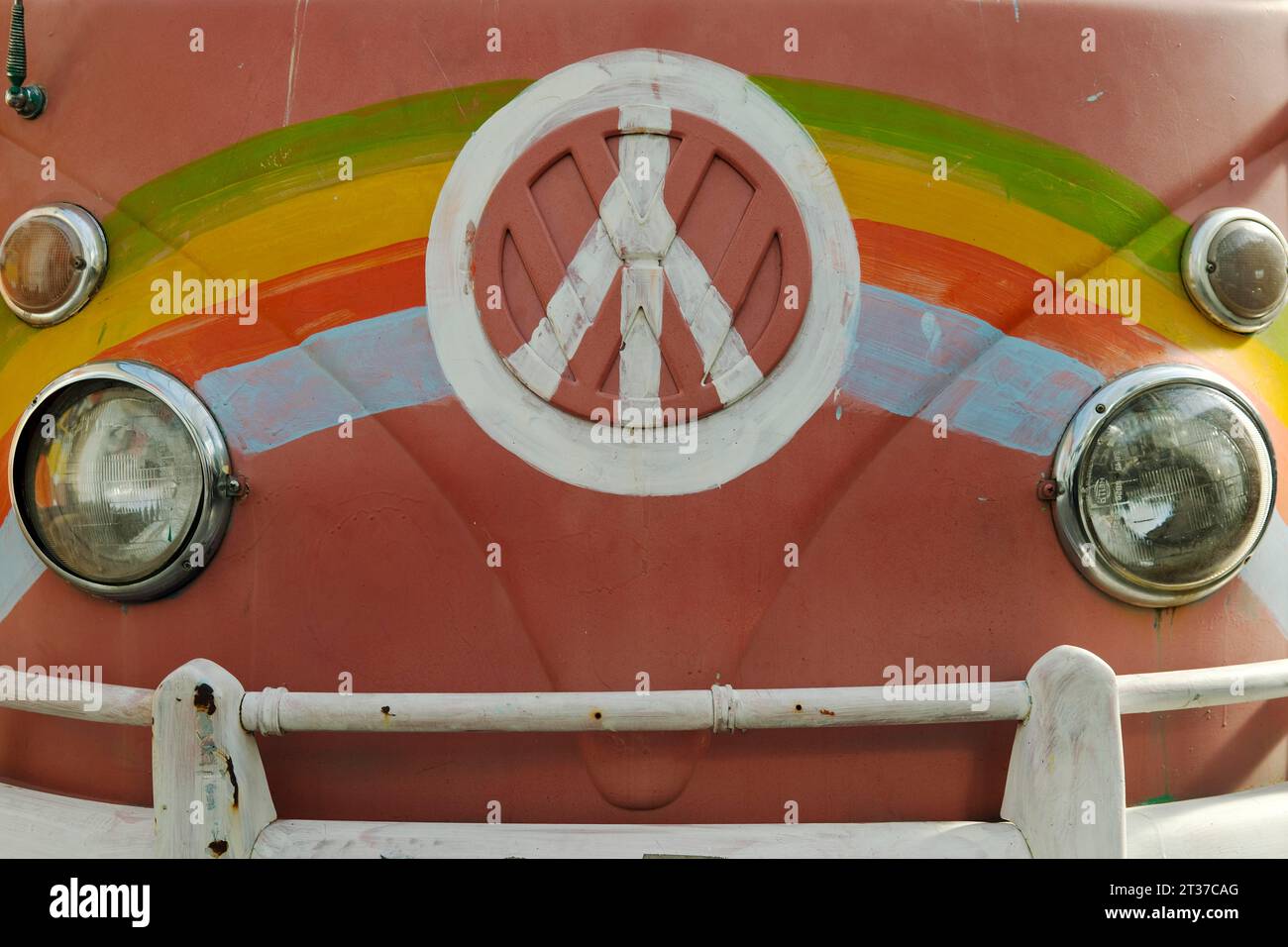 Hippie-Uhrwerk mit gemaltem VW-Bus T1, Regenbogen- und Friedenssymbol, Haus der Geschichte, Bonn, Nordrhein-Westfalen, Deutschland Stockfoto
