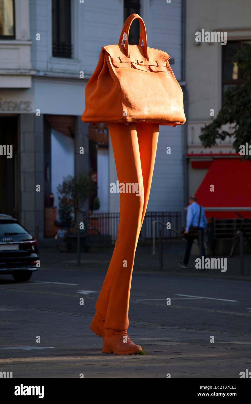 Die Bronzeskulptur Walking Bag von Erwin Wurms am Eingang der städtischen Einkaufszone Bonn, Nordrhein-Westfalen Stockfoto