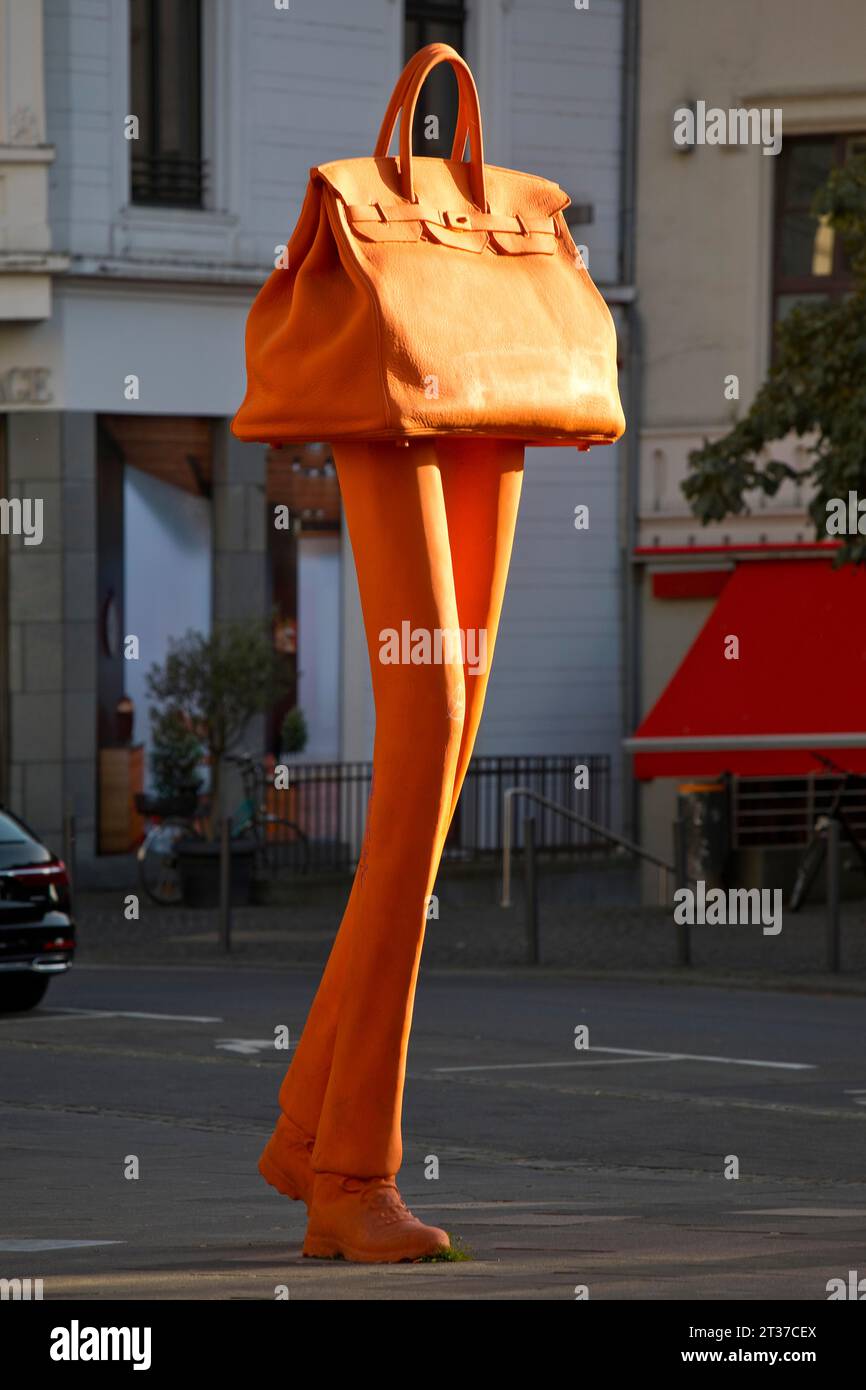 Die Bronzeskulptur Walking Bag von Erwin Wurms am Eingang der städtischen Einkaufszone Bonn, Nordrhein-Westfalen Stockfoto