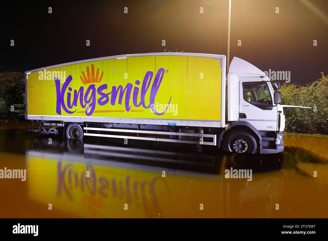 Ein Kingsmill-Lkw, der bei Überschwemmungen an der Barnsdale Road in der Nähe von Castleford in West Yorkshire stecken geblieben ist, wurde von Storm Babet gebracht Stockfoto