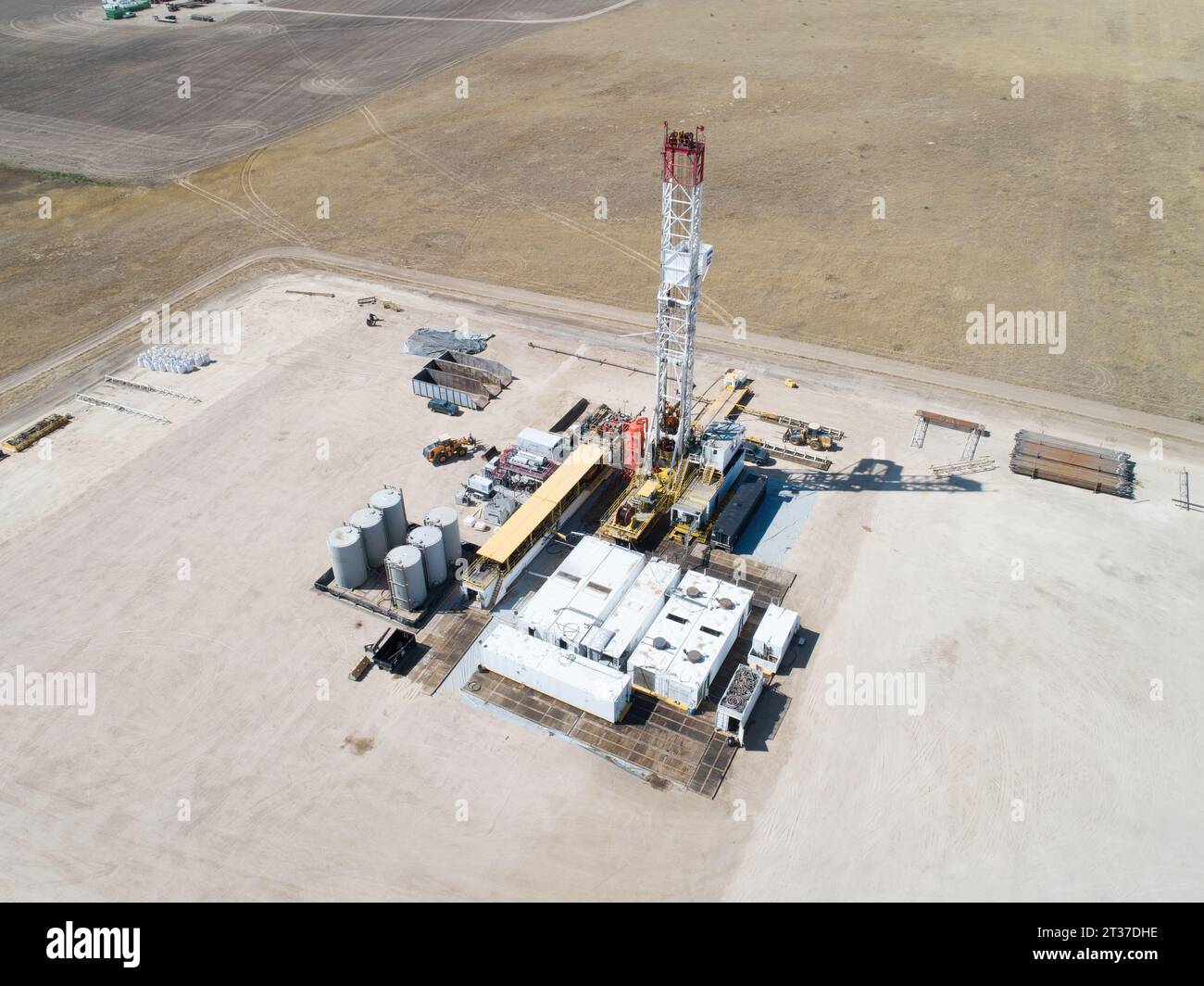 Große Bohrinseln für Öl und Fracking-Erdgas. Östliche Ebenen von colorado 2021 Stockfoto