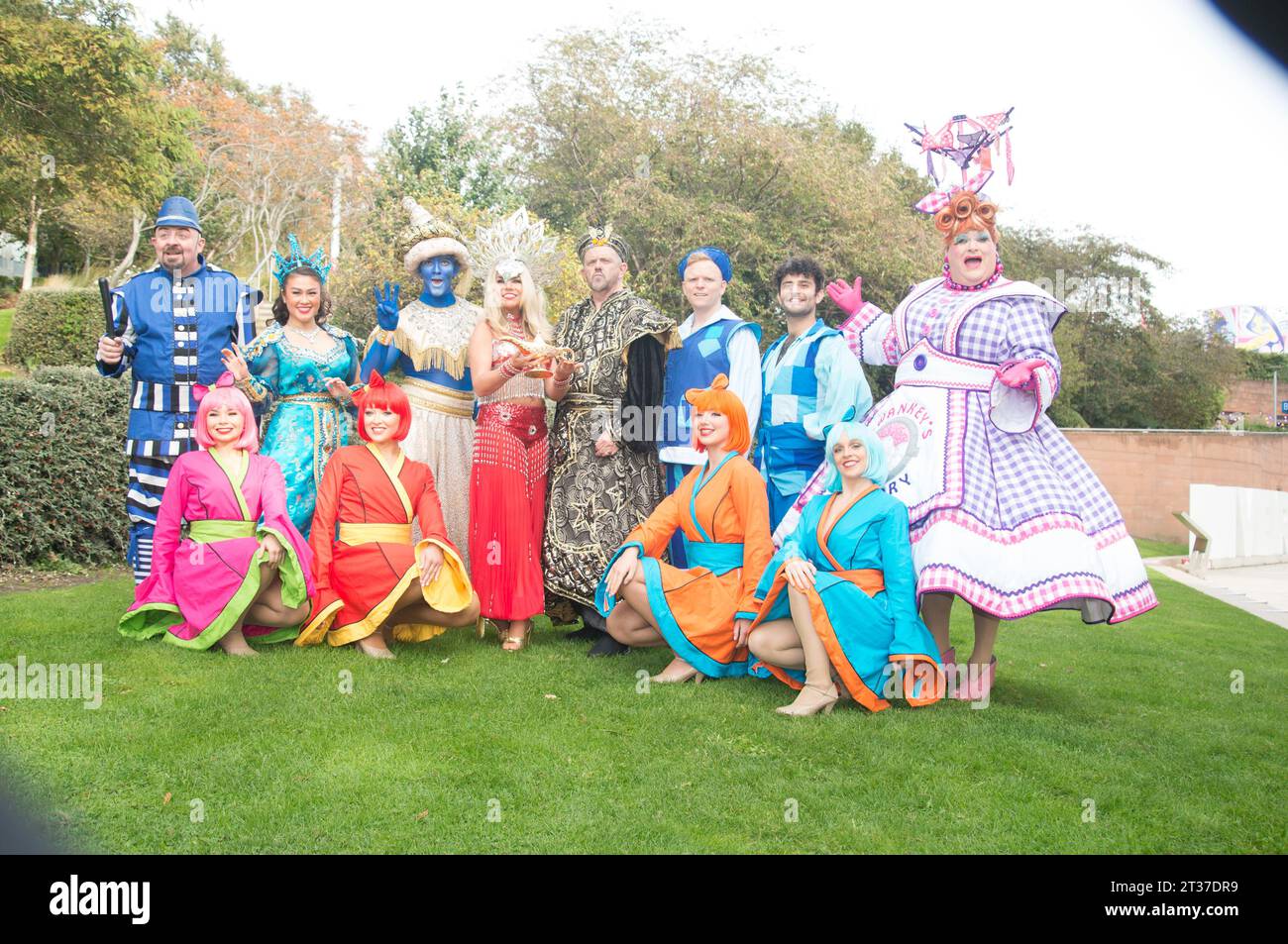 Warren Donnelly, Jess Smith, Lewis Devine, Tim Lucas, Alex Arum, Richard Aucott, Leanne Campbell, Liam Fox, Cast of Aladdin posieren für Fotos vor ihrer Produktion im St Helens Theatre Royal mit Leanne Campbell von Radio Citys und Liam Fox von Emmerdale. Ab dem 2. Dezember bis zum 14. Januar. (Terry Scott/SPP) Credit: SPP Sport Press Photo. /Alamy Live News Stockfoto