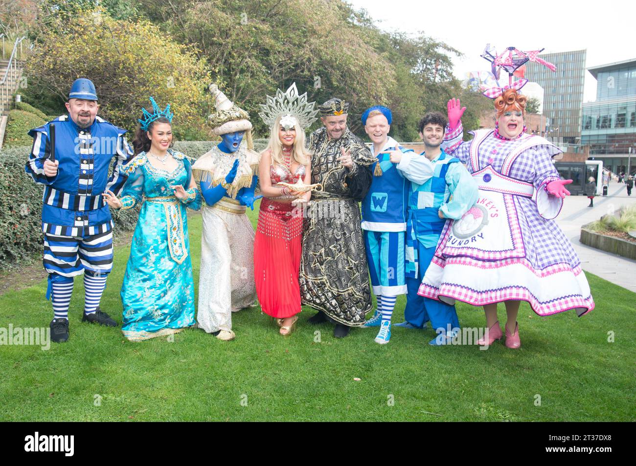 Warren Donnelly, Jess Smith, Lewis Devine, Tim Lucas, Alex Arum, Richard Aucott, Leanne Campbell, Liam Fox, Cast of Aladdin posieren für Fotos vor ihrer Produktion im St Helens Theatre Royal mit Leanne Campbell von Radio Citys und Liam Fox von Emmerdale. Ab dem 2. Dezember bis zum 14. Januar. (Terry Scott/SPP) Credit: SPP Sport Press Photo. /Alamy Live News Stockfoto