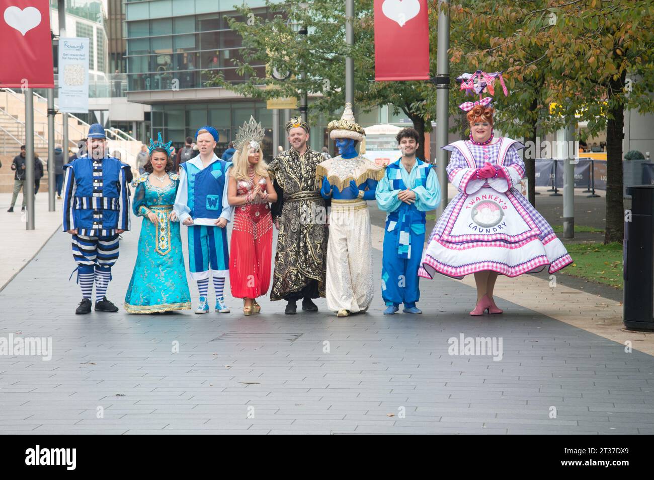 Warren Donnelly, Jess Smith, Lewis Devine, Tim Lucas, Alex Arum, Richard Aucott, Leanne Campbell, Liam Fox, Cast of Aladdin posieren für Fotos vor ihrer Produktion im St Helens Theatre Royal mit Leanne Campbell von Radio Citys und Liam Fox von Emmerdale. Ab dem 2. Dezember bis zum 14. Januar. (Terry Scott/SPP) Credit: SPP Sport Press Photo. /Alamy Live News Stockfoto