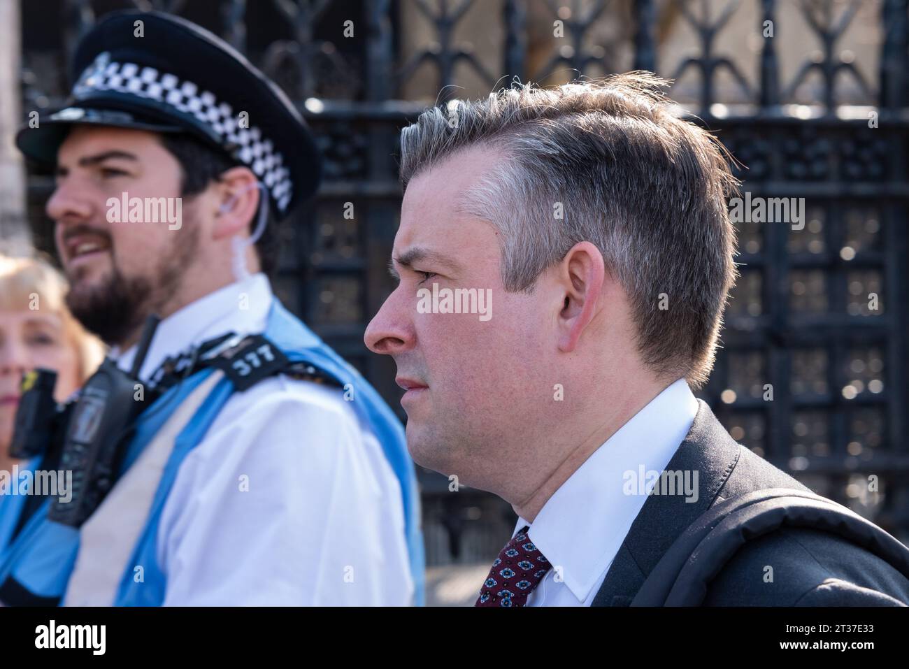 Jonathan Ashworth Abgeordneter kam im Parlament an, vorbeiziehender Polizeibeamter. Arbeitsschattensekretär für Gesundheit Stockfoto