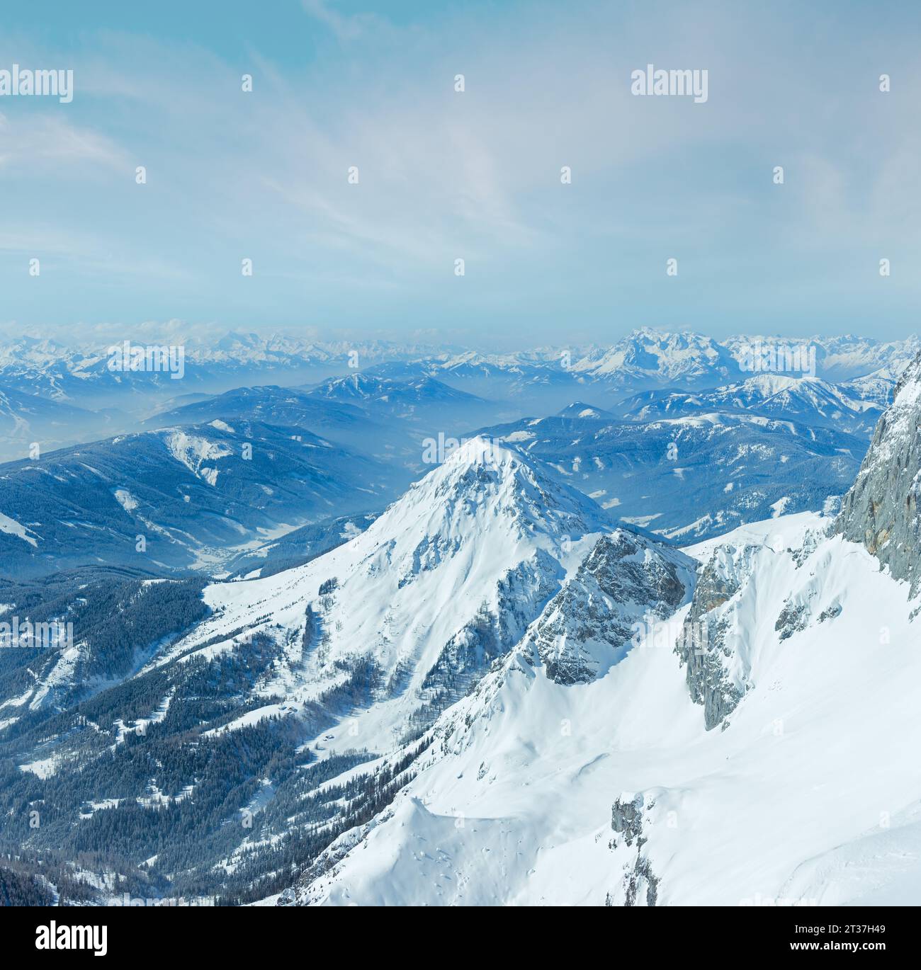 Winter trübe Veiw von Dachstein-Massiv Berggipfel, Region Schladming und Filzmoos (Österreich). Stockfoto