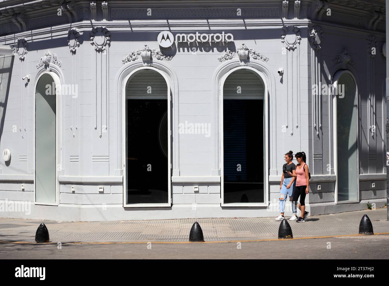 Zwei Frauen gehen am Motorola Store im Stadtteil Palermo, Buenos Aires, Argentinien vorbei Stockfoto