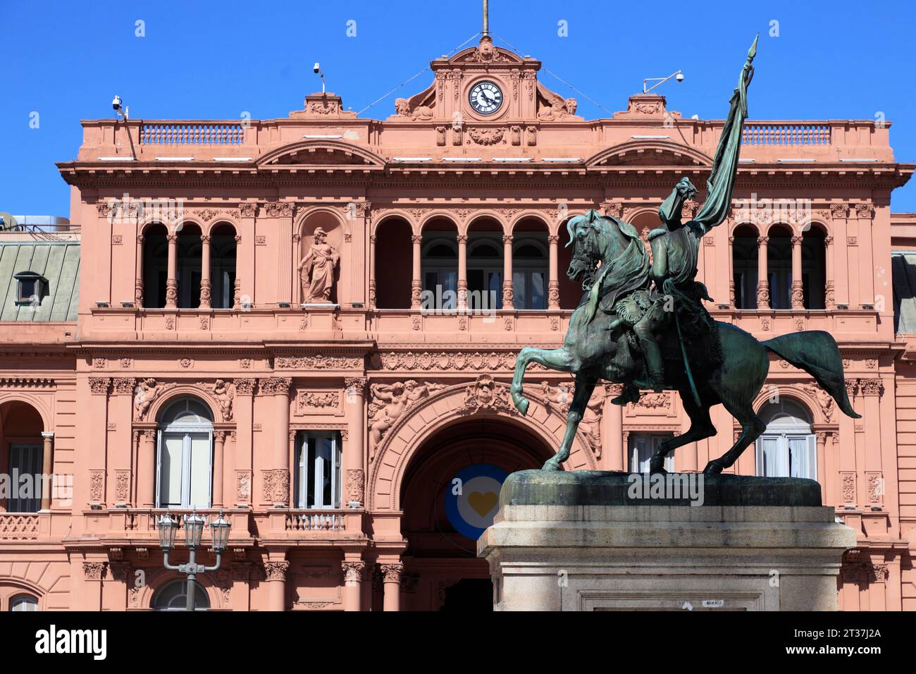 Casa Rosada, der argentinische Präsidentenpalast mit dem Denkmal des Generals Manuel Belgrano im Vordergrund. Buenos Aires. Argentinien Stockfoto