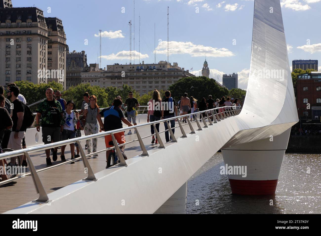 Puente de la Mujer (Frauenbrücke) mit Fußgängern über Río de la Plata.Buenos Aires.Argentinien Stockfoto