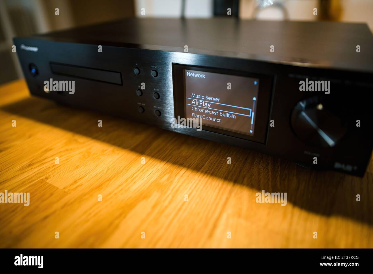 Frankfurt, Deutschland - 30. Januar 2023: Das luxuriöse Modell Pioneer NC-50DAB bietet eine Vielzahl von Streaming-Service-Protokollen. Von einem dedizierten Musikserver bis hin zu beliebten Technologien wie AirPlay, Chromecast integriert und Flare Connect, Stockfoto