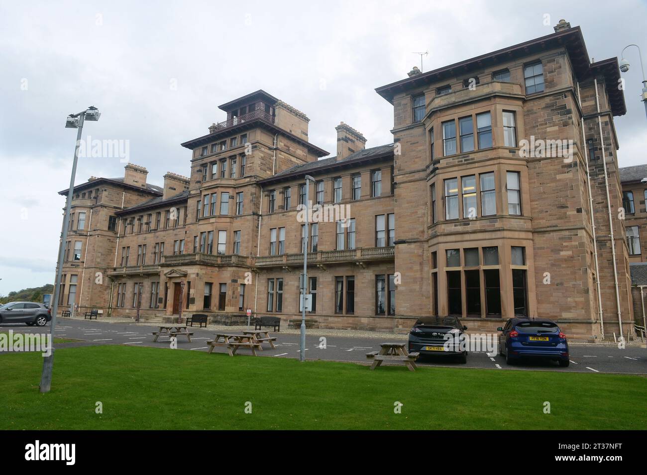 Edinburgh, Schottland, Großbritannien. Oktober 2023. 20231002: Die historische Craiglockhart Hydropathic ist heute die Heimat der Edinburgh Napier University Business School in Edinburgh, Schottland, Großbritannien. Während des Ersten Weltkriegs diente Craiglockhart als Krankenhaus für britische Offiziere, die unter einem Granatschock litten. (Kreditbild: © Chuck Myers/ZUMA Press Wire) NUR REDAKTIONELLE VERWENDUNG! Nicht für kommerzielle ZWECKE! Stockfoto