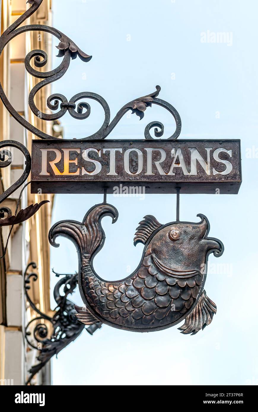 Nahaufnahme eines historischen Eisenhauses mit einem Fischrestaurant in Riga, Lettland Stockfoto