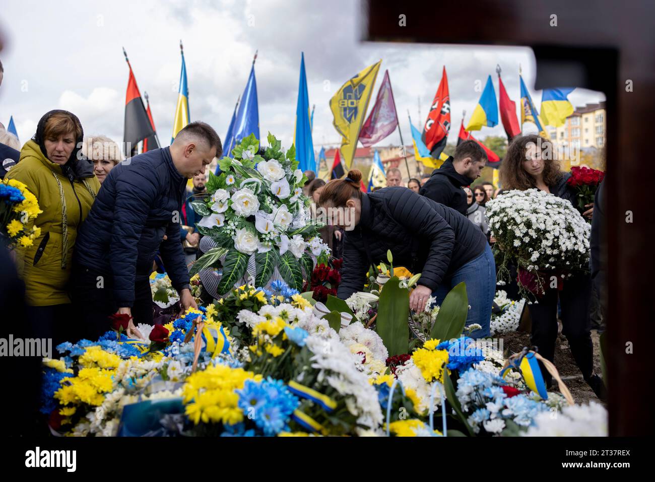 Familien und Verwandte des gefallenen ukrainischen Soldaten, Nazarij Andrushkiv, sahen, wie er Blumen auf seinem Grab auf dem Lytschakiw Militärfriedhof in Lemberg legte. Mit dem Fortgang des Russisch-Ukrainischen Krieges wurde die Teilnahme an Beerdigungen der gefallenen ukrainischen Soldaten zu den täglichen Aktivitäten der Ukrainer. Drei Beerdigungen werden heute zum Gedenken an die drei jungen ukrainischen Soldaten abgehalten, die letzte Woche an der Frontlinie starben, Nazarij Andrushkiw, Oleksandr Leschenko und Pavlo Plyusnin, auf dem Lytschakiw-Militärfriedhof in Lemberg. (Foto: Hesther ng/SOPA Images/SIPA USA) Stockfoto