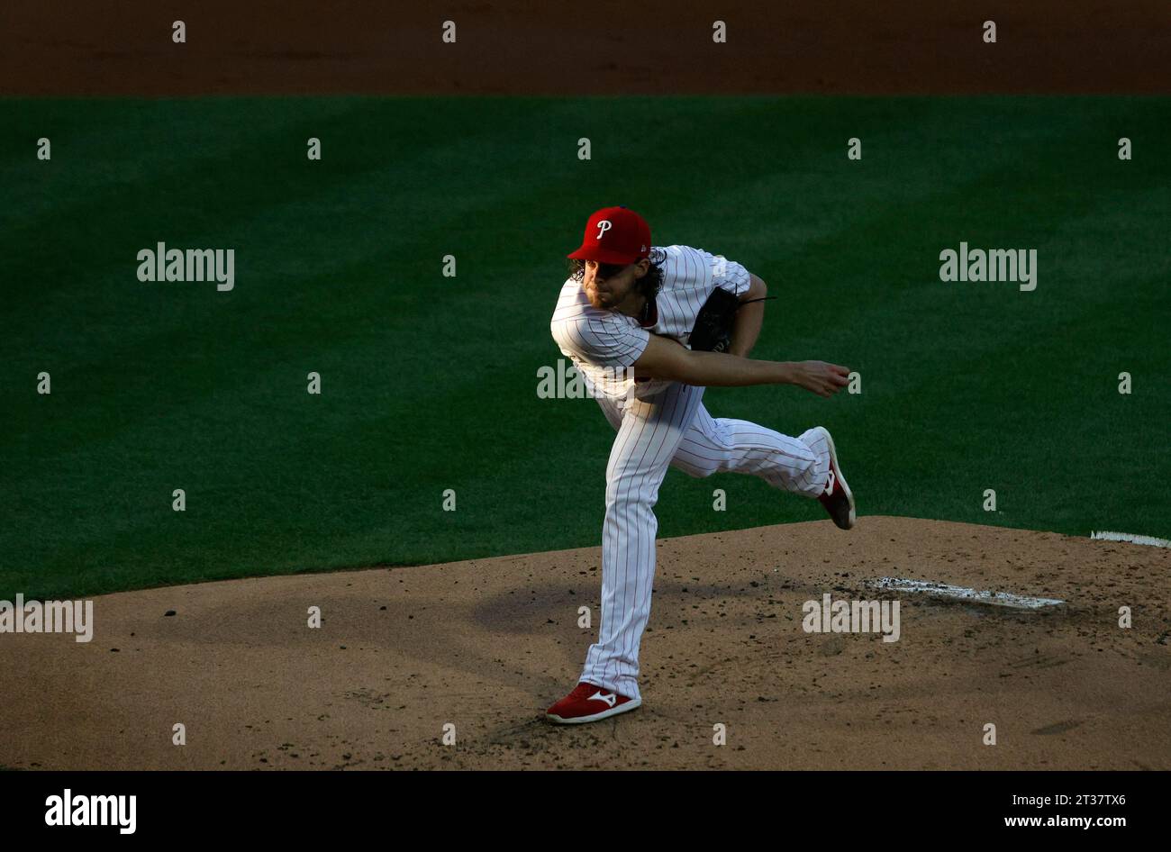 Philadelphia, Usa. Oktober 2023. Philadelphia Phillies Starting Pitcher Aaron Nola wirft im zweiten Inning gegen die Arizona Diamondbacks im Spiel sechs der NLCS im Citizens Bank Park in Philadelphia am 23. Oktober 2023. Foto: Laurence Kesterson/UPI Credit: UPI/Alamy Live News Stockfoto