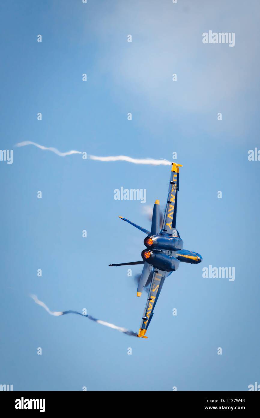 Miramar, Kalifornien, USA - 24. September 2023: Blue Angel Nummer drei, LCDR Amanda Lee, in einer engen Kurve, die eine Vapor-Spur auf der amerikanischen Airshow 20 hinterlässt Stockfoto