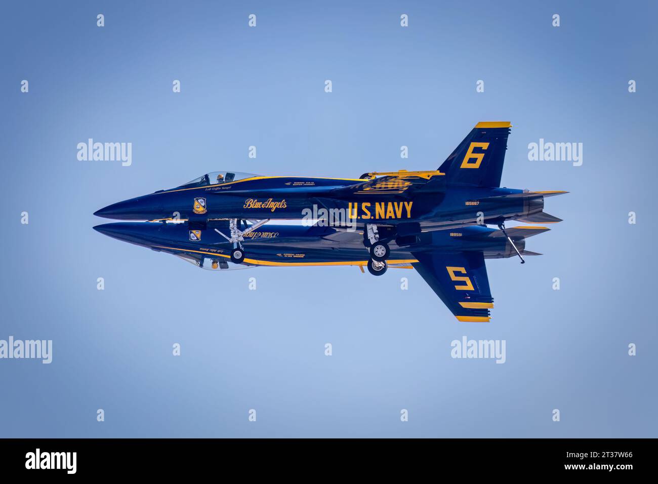 Miramar, Kalifornien, USA – 24. September 2023: Sechs und fünf von Blue Angel fliegen auf der amerikanischen Airshow 2023 eng zusammen. Stockfoto