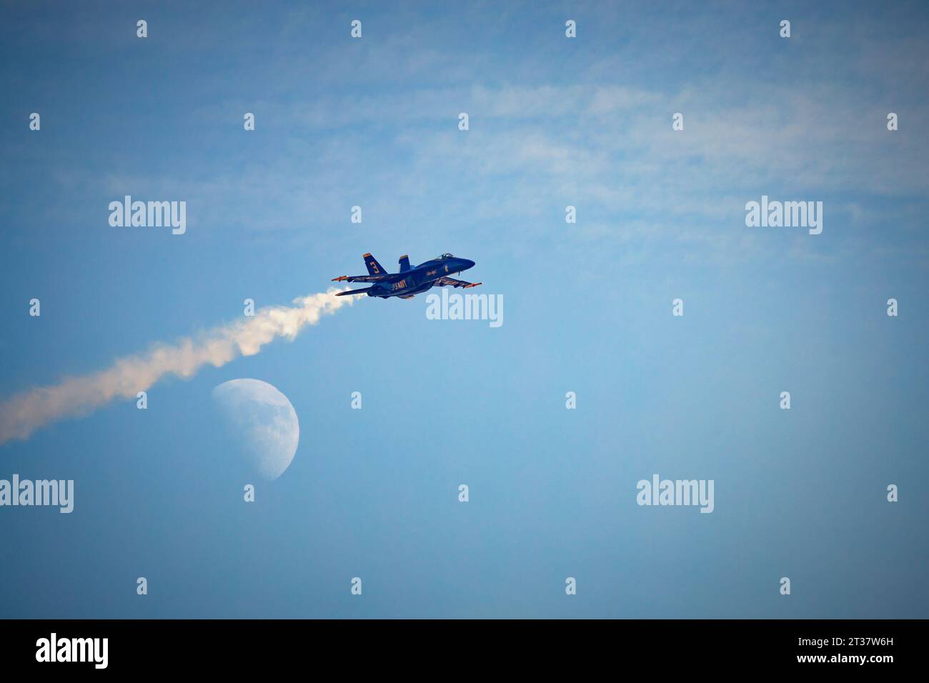 Miramar, Kalifornien, USA - 23. September 2023: Blue Angel Number 3, LCDR Amanda Lee, passiert vor dem Mond auf der America's Airshow 2023. Stockfoto