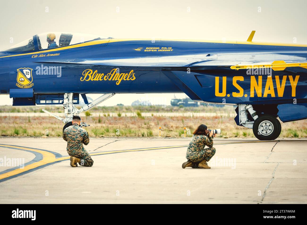 Miramar, Kalifornien, USA - 21. September 2023: Ein Pilot mit den US Navy Blue Angels Taxis vor Marine Corps Fotografen auf der America's Airshow Stockfoto