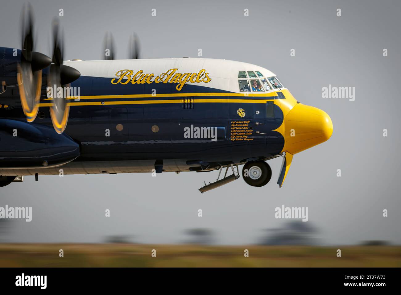 Miramar, Kalifornien, USA - 21. September 2023: FAT Albert, das US Navy Blue Angels Unterstützungsflugzeug, startet auf der America Airshow 2023. Stockfoto