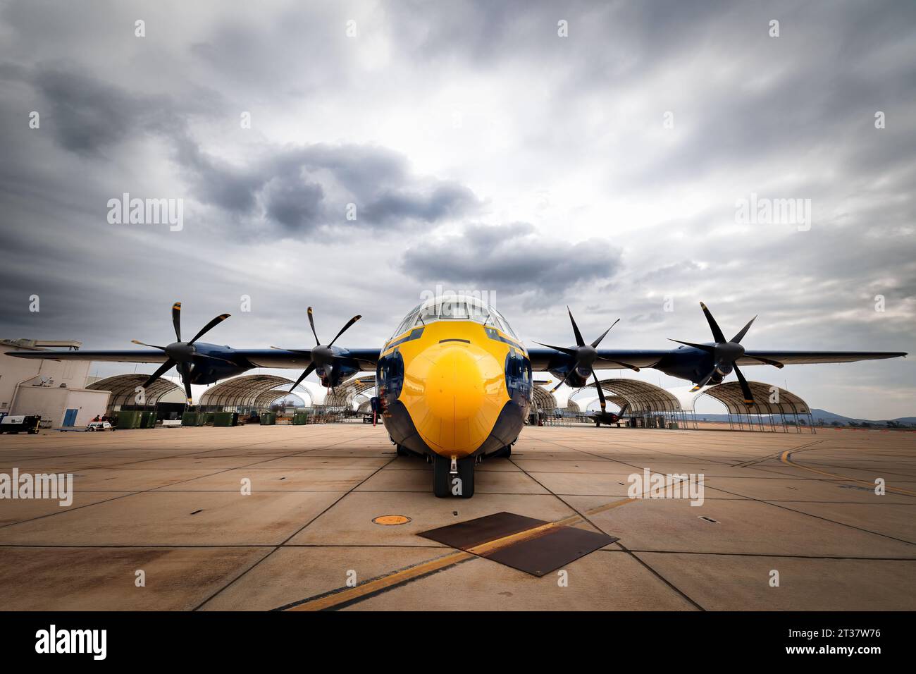 Miramar, Kalifornien, USA - 21. September 2023: FAT Albert, das US Navy Blue Angels Unterstützungsflugzeug, sitzt auf dem Asphalt vor der amerikanischen Airshow 2023 Stockfoto