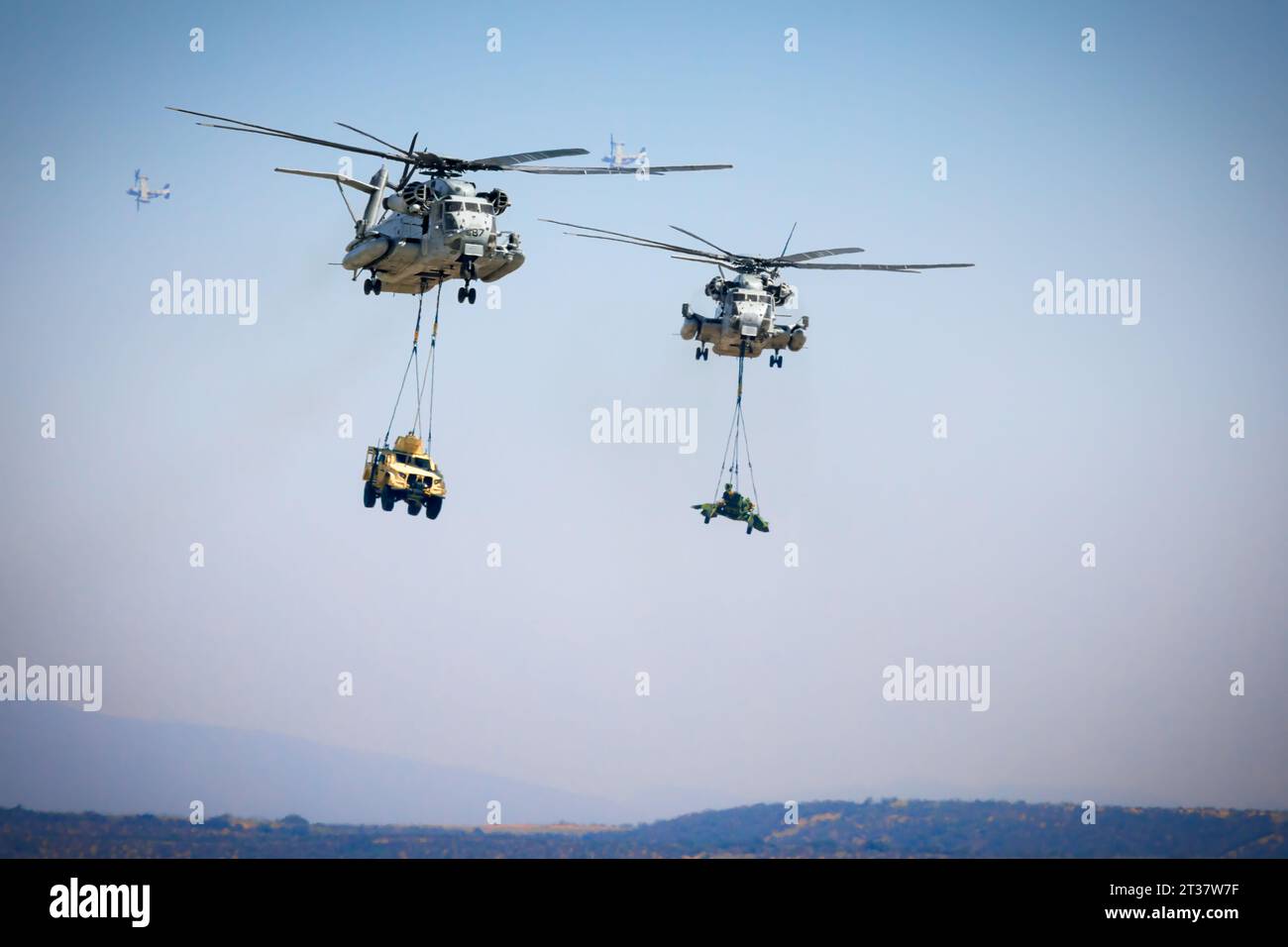 Miramar, Kalifornien, USA – 24. September 2023: Zwei Hubschrauber des Marine Corps CH-53 transportieren schwere Lasten bei der Marine Air Ground Task Force (MAGTF) Demstr Stockfoto