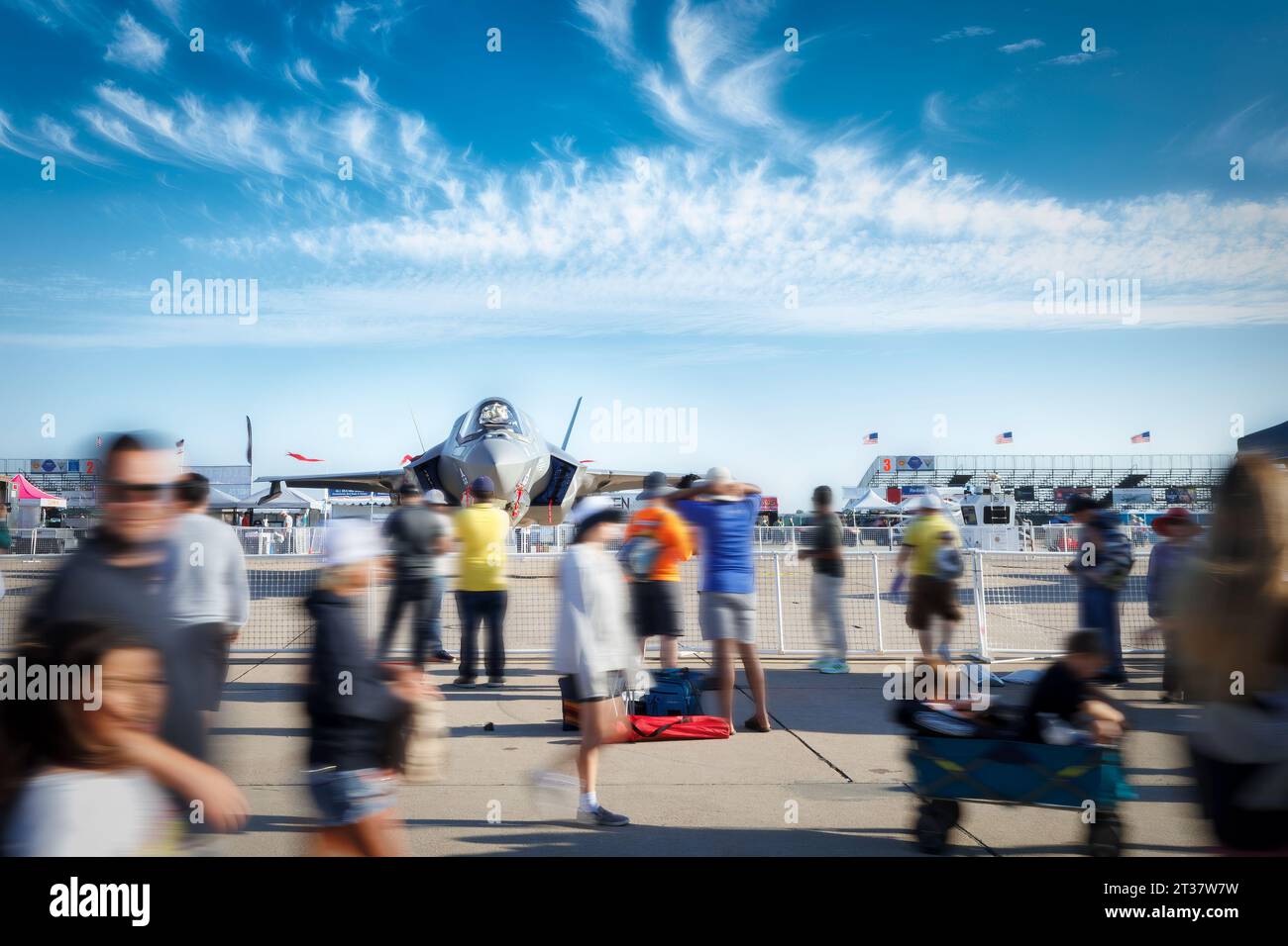Miramar, Kalifornien, USA - 23. September 2023: Die Zuschauer der Americas Airshow 2023 passieren auf ihrem Weg zur Airshow einen F35 Lightning II. Stockfoto