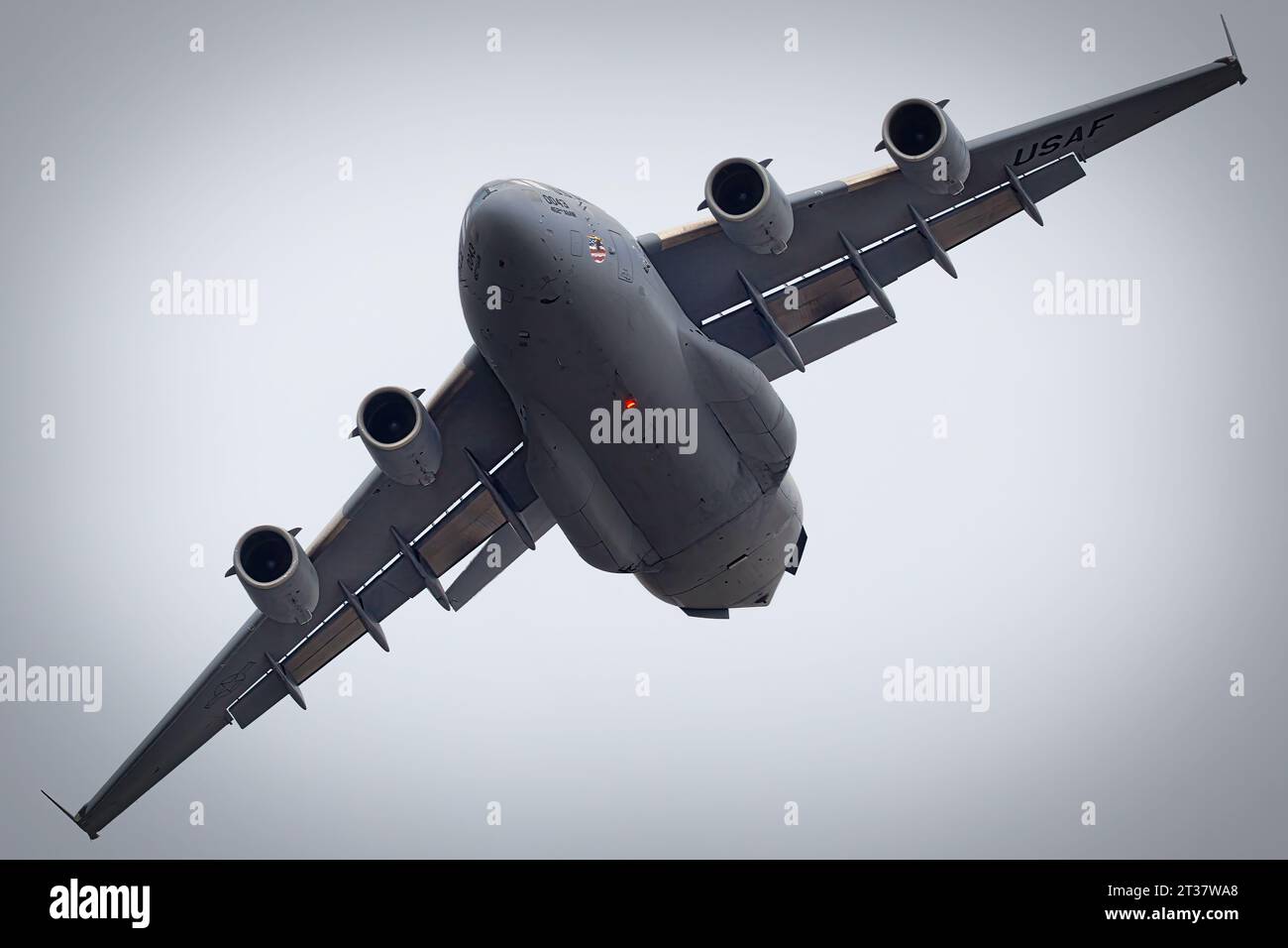 Miramar, Kalifornien, USA - 22. September 2023: Ein C-17 Globemaster der US Air Force führt auf der amerikanischen Airshow 2023 einen extremen Turn durch. Stockfoto