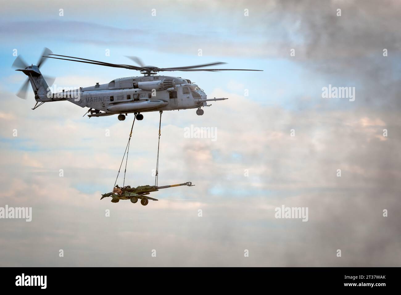 Miramar, Kalifornien, USA - 22. September 2023: Ein Marine Corps CH-53 trägt eine Kanone während der Demstration der Marine Air Ground Task Force (MAGTF) am Stockfoto