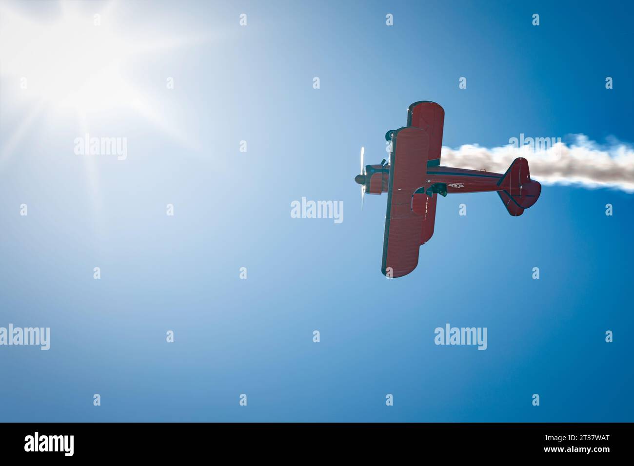 Miramar, Kalifornien, USA – 23. September 2023: Vicky Benzing steigt auf der amerikanischen Airshow 2023 über den kalifornischen Himmel. Stockfoto