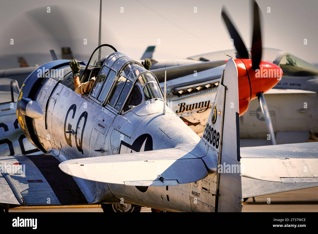 Miramar, Kalifornien, USA - 24. September 2023: Ein T-6 Texaner wartet auf ein Taxi, als eine P-51 Mustang vorbeifährt, um auf der amerikanischen Airshow 2 Warbirds über Miramar zu fahren Stockfoto