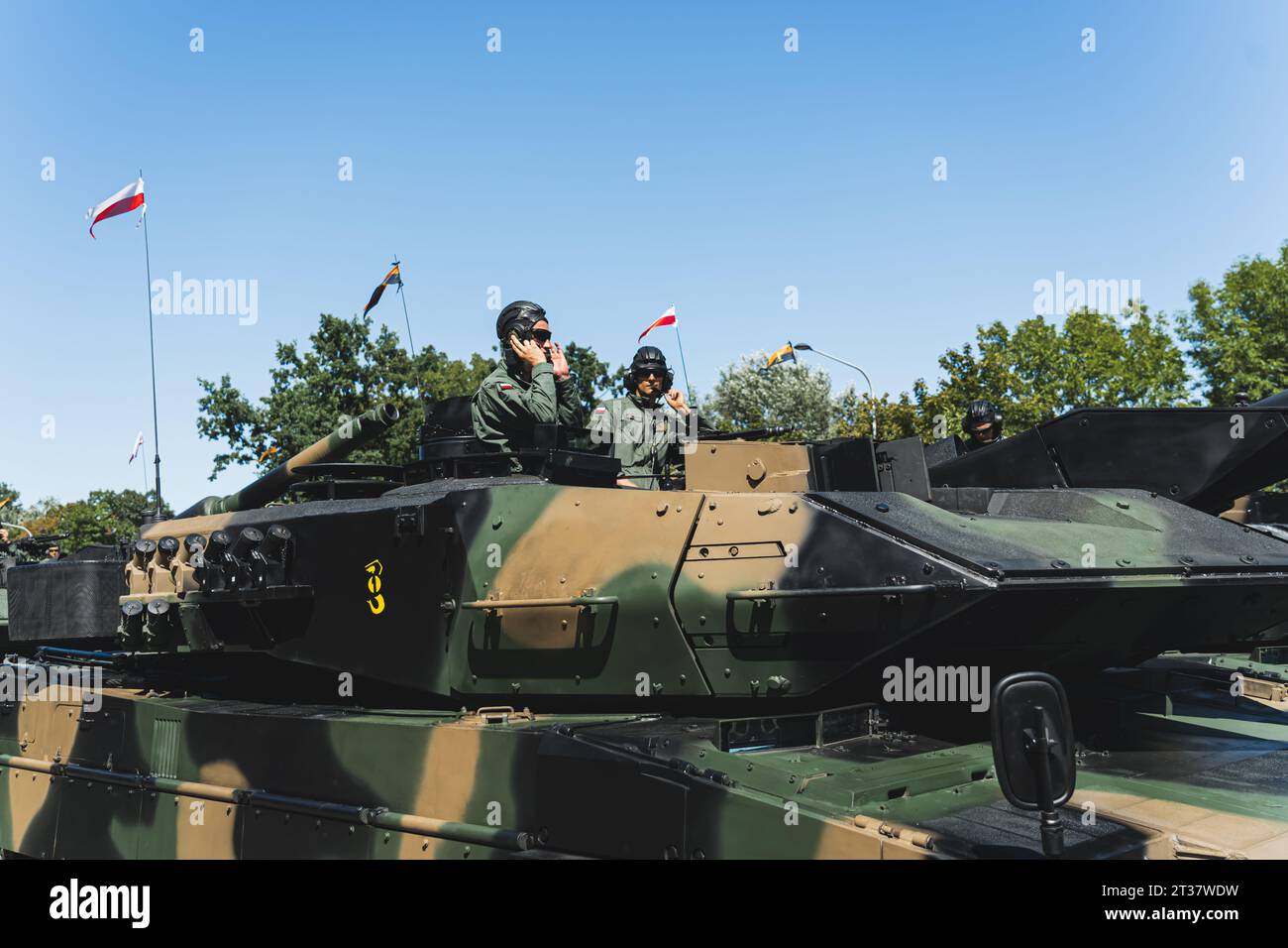 16.08.2023 Warschau, Polen. Polnische Panzerbesatzung während einer Militärparade unter freiem Himmel in Warschau. Seitenansicht des modernen Militärpanzers und zwei Soldaten, die aus ihm hinaustreten. Hochwertige Fotos Stockfoto