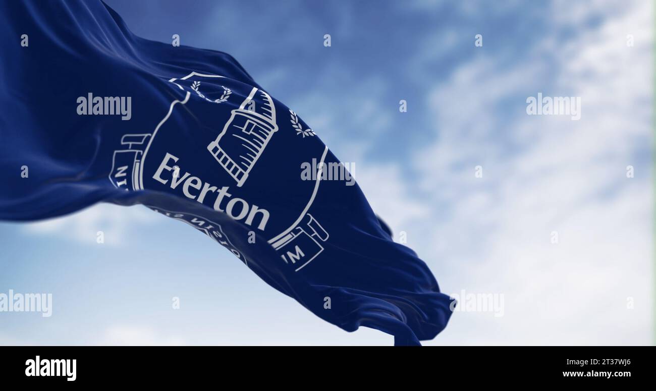Liverpool, UK, 21. September 2023: Die Flagge des Everton Football Club winkt an einem klaren Tag. Professioneller englischer Fußballverein. Illustrative redaktionelle 3D-Illustration Stockfoto