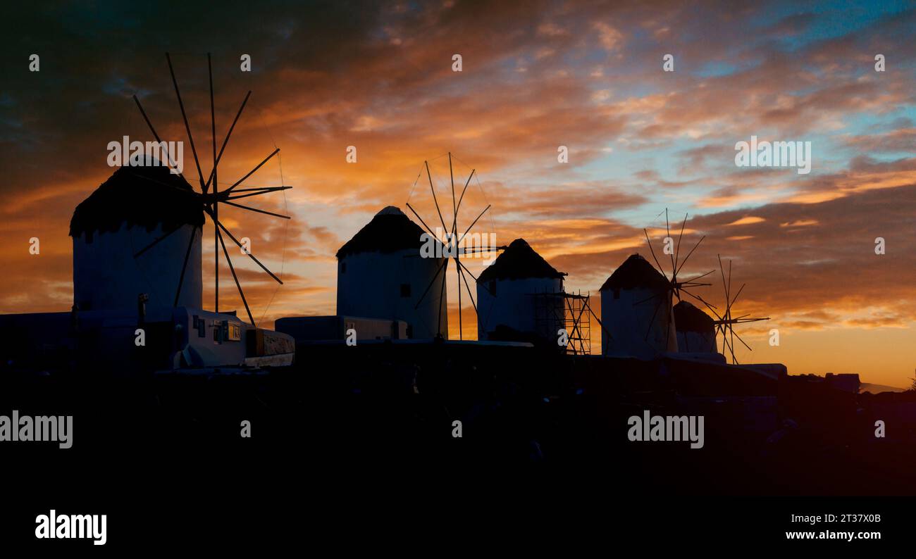 Malerische Aussicht auf alte beliebte griechische Windmühlen auf Mykonos Insel bei Sonnenuntergang mit malerischem Himmel Stockfoto
