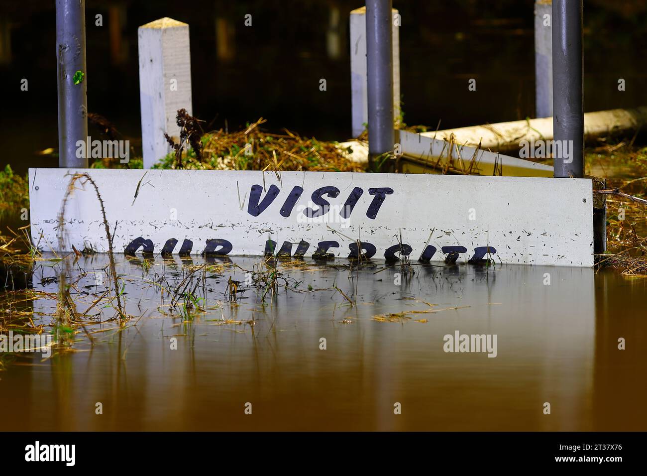 Ein Schild auf der Barnsdale Road in Castleford ist unter Wasser von Überschwemmungen während des Sturms Babet Stockfoto