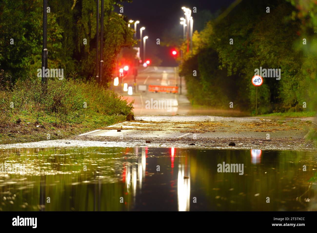 Überschwemmung von Trümmern auf der Barnsdale Road von Storm Babet Stockfoto